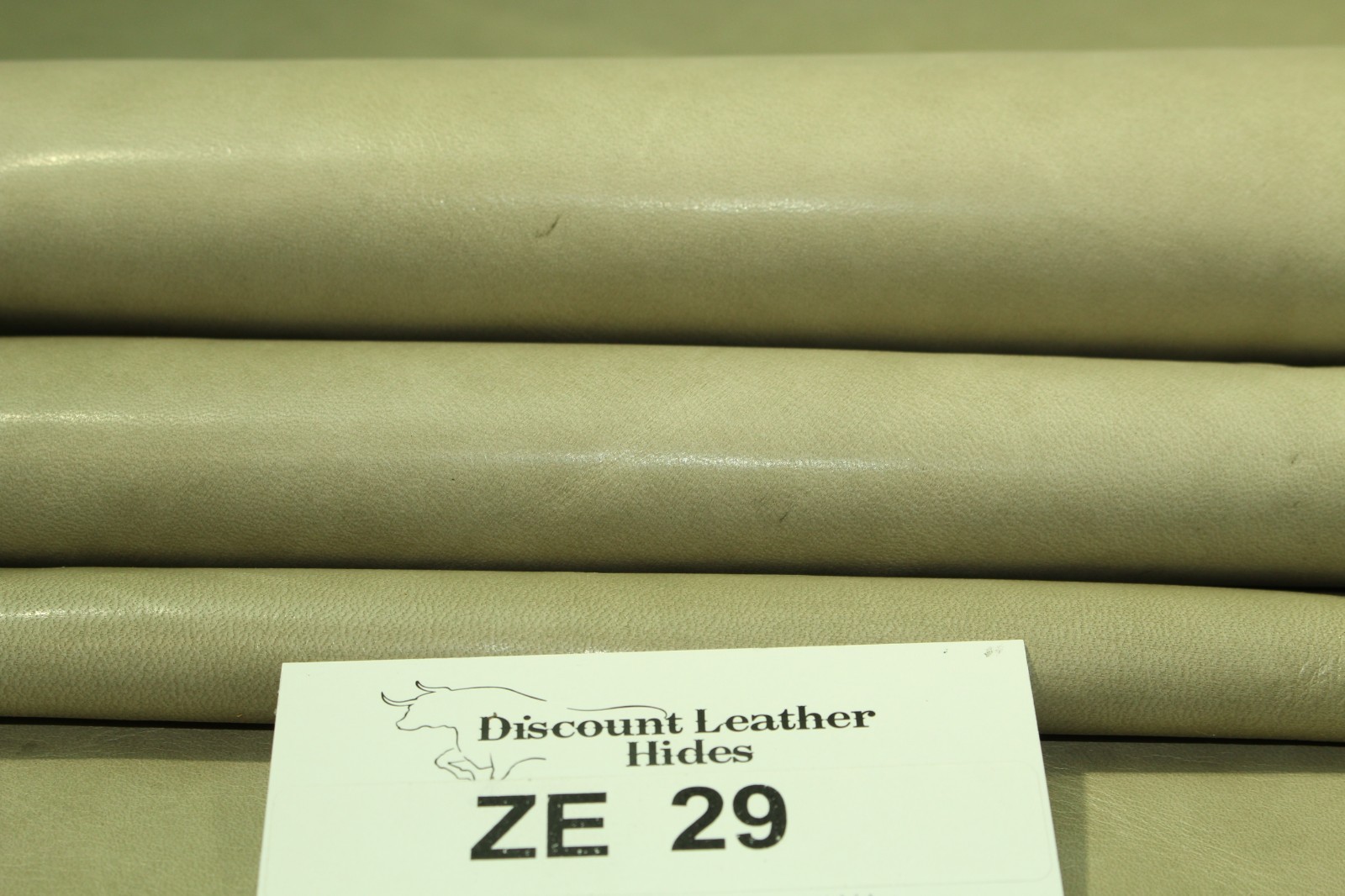 “Smooth Celery Ice” with natural markings and high-low effects ZE29