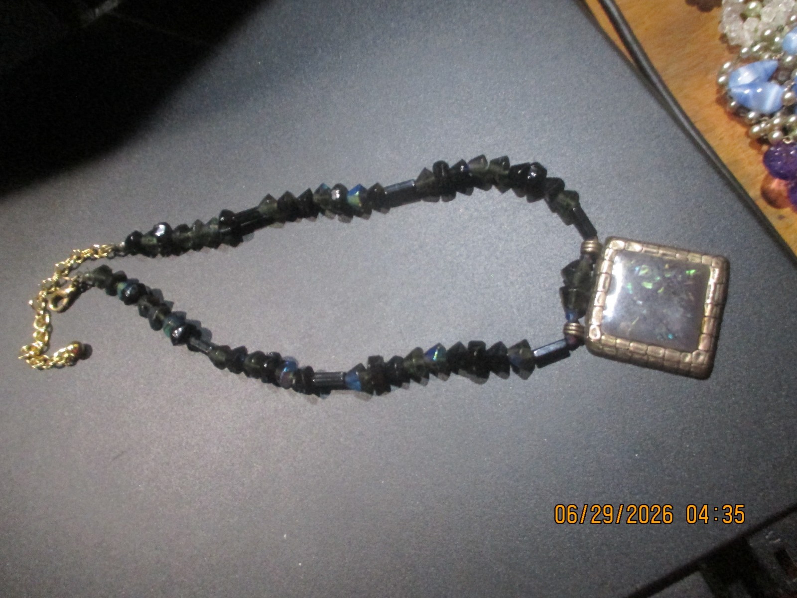 VINTAGE BLACK SQUARE STONE SET IN GOLD FRAM BLACK BEADS