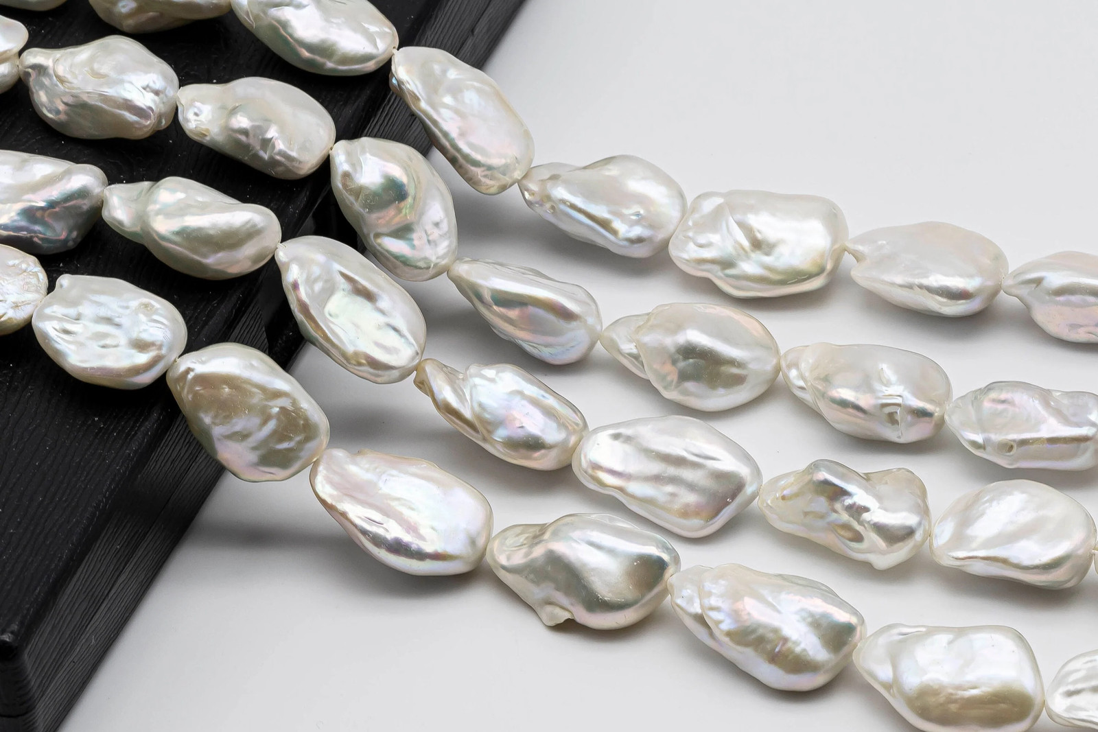 Flat Baroque Pearl with Beautiful Luster in Large Size, 14x19mm to 17x28mm for