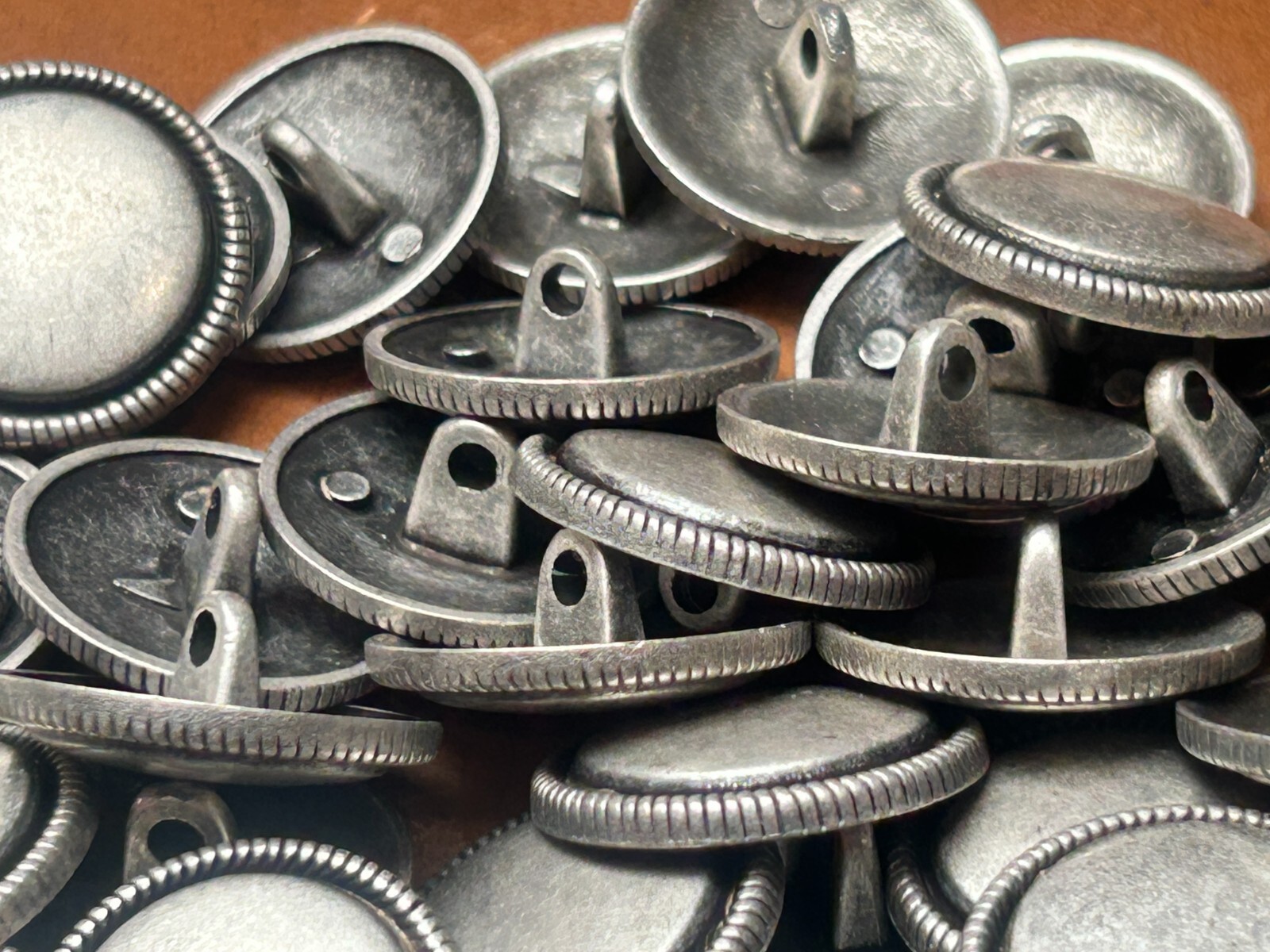 metal buttons pewter shank 5pcs 3/4″ 19.05mm