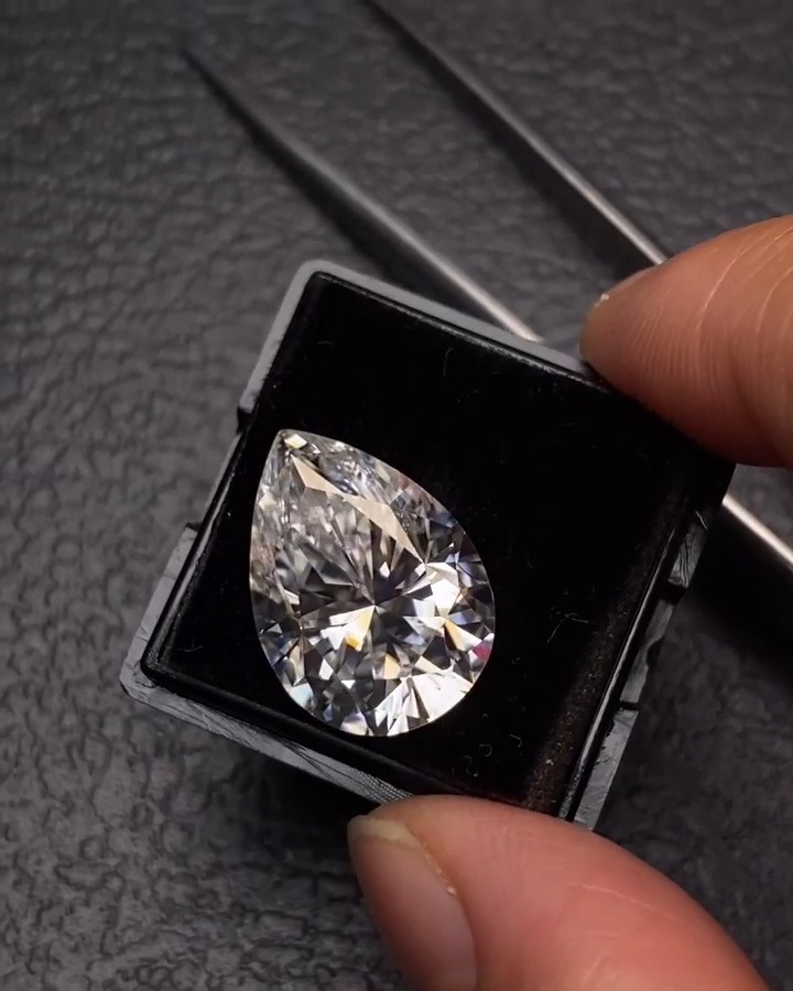 2ct Natural White Color Diamond Pear Cut VVS1 D Grade GDGL Certified.