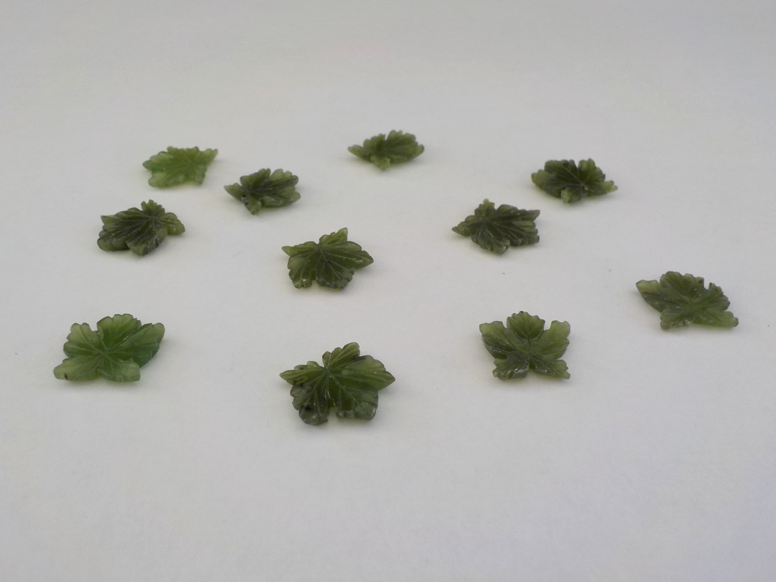 Geen Stone Leaf No Holes Flat Back (1/2″) Total 11 Craft Jewelry Making Supply