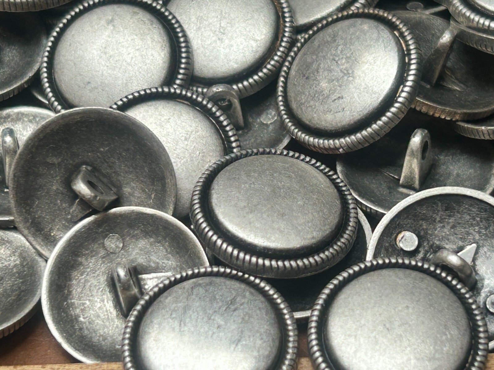 metal buttons pewter shank 5pcs 3/4″ 19.05mm