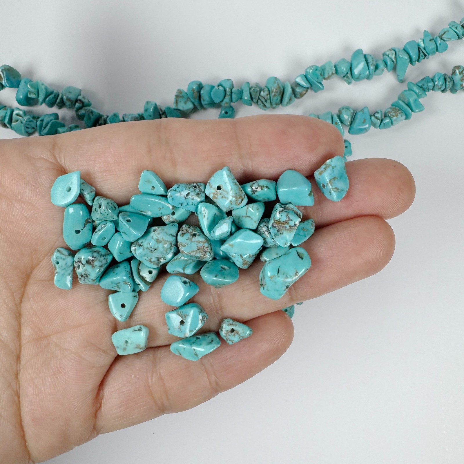 420pcs Turquoise Chip Beads 5-8mm Dyed Stone Loose Spacer Beads for Jewelry