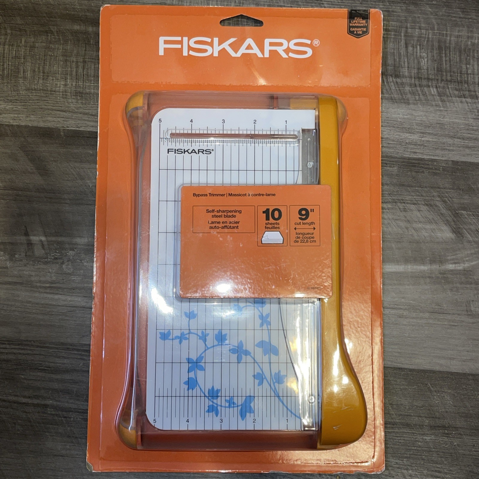 Fiskars Paper Trimmer 10-sheets 9″ Portable Easy to Use, Brand New In Box.