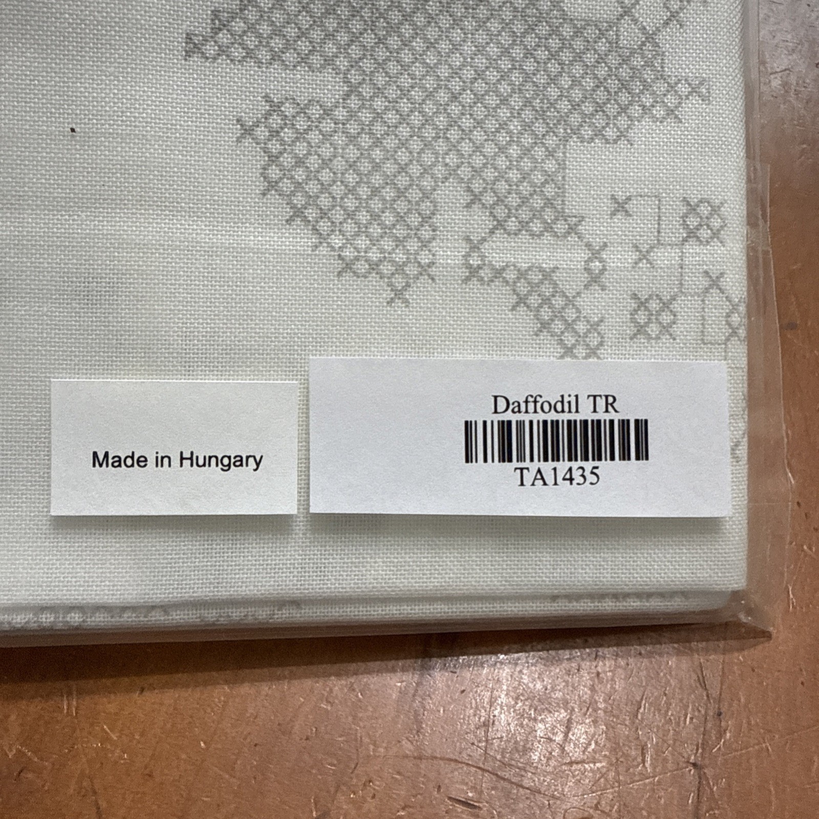 Duftin White Daffodil Table Runner 15.5×39” Design 10-161 Embroidery TA1435