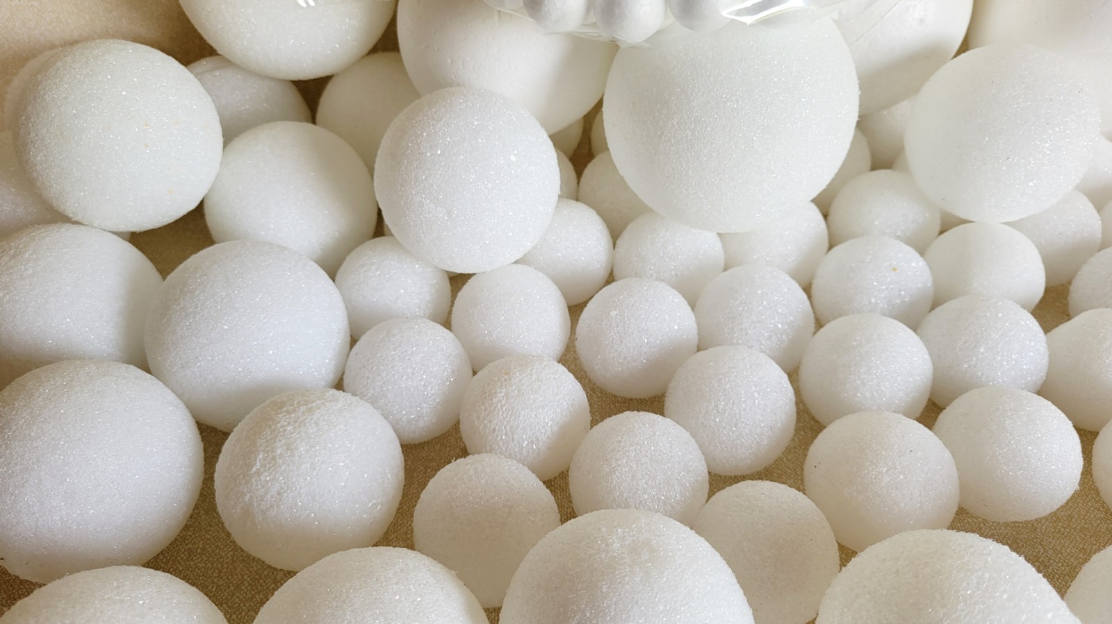 Giant Lot of 272 Pieces Styrofoam Balls Assorted Sizes 4″ 3″ 2″ 1.5″ 1″ Crafts