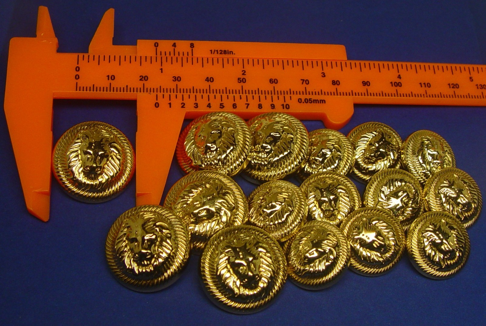 16 UNKNOWN BRAND metal buttons Gold Tone Lion head design Good Used Condition