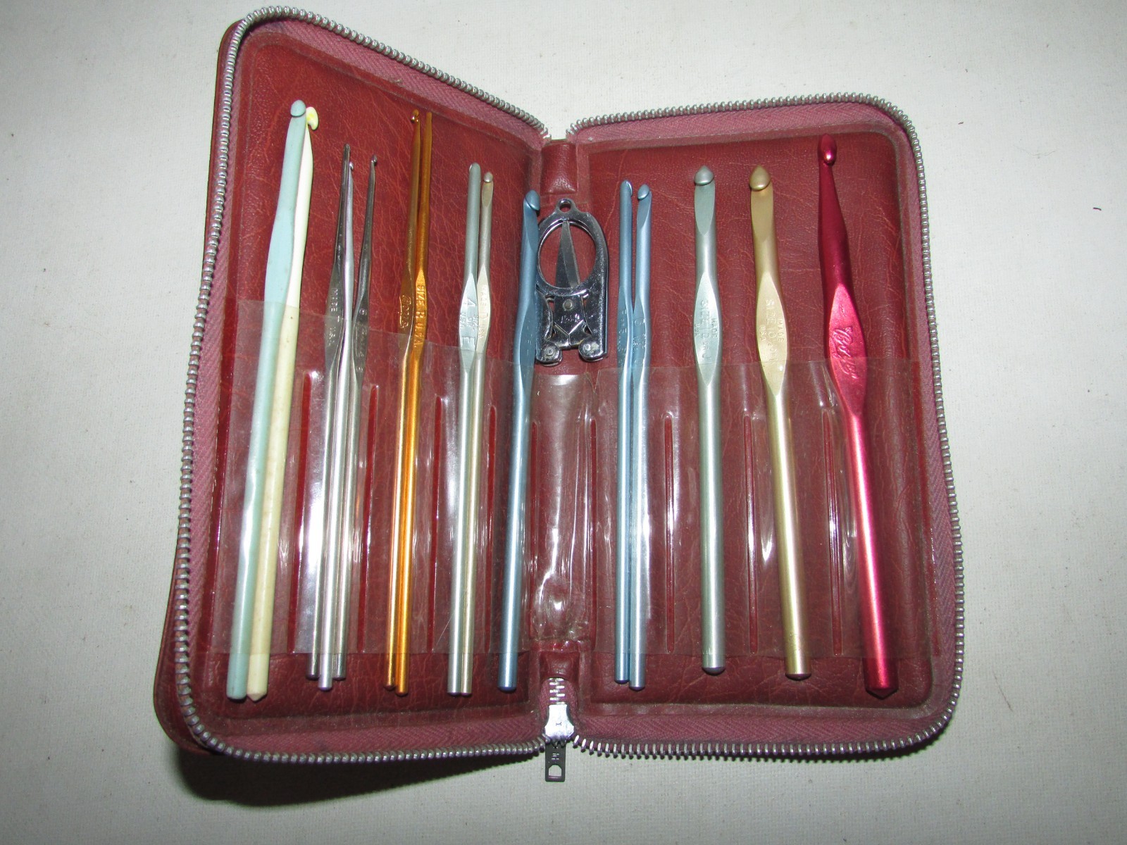 16 Pc Aluminum USA Crochet Hook Set Ergonomic Multi Color Hooks in Zipper Case
