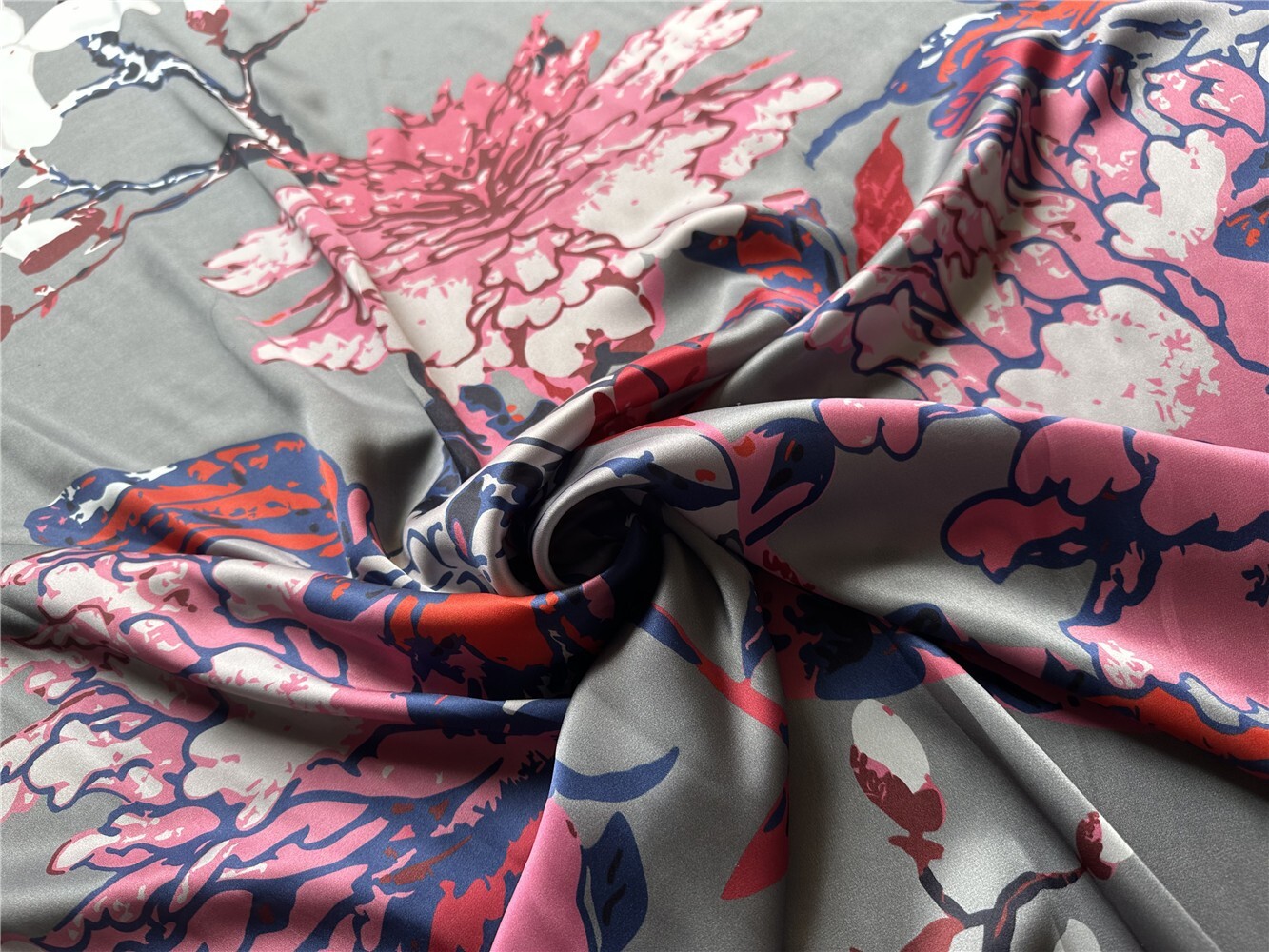 100% Pure Silk 18 momme Charmeuse Silk Fabric Gray Floral 54″ wide 1 meter JN106