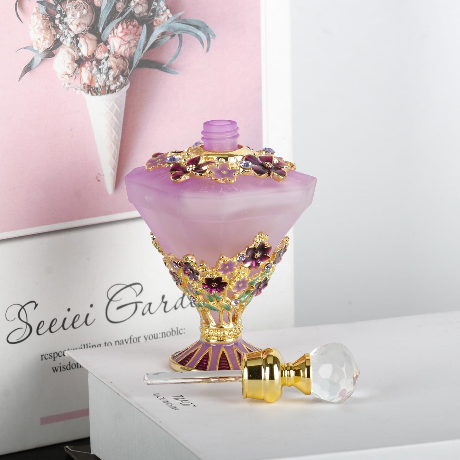 30ml Decorative Glass Perfume Bottle with Purple Diamond Bottle Body and Forg…