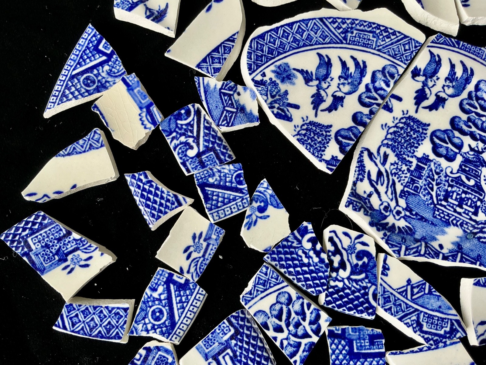 Broken China Mosaic Tiles Blue & White 55+pcs & 2 Focal BLUE WILLOW Love Birds