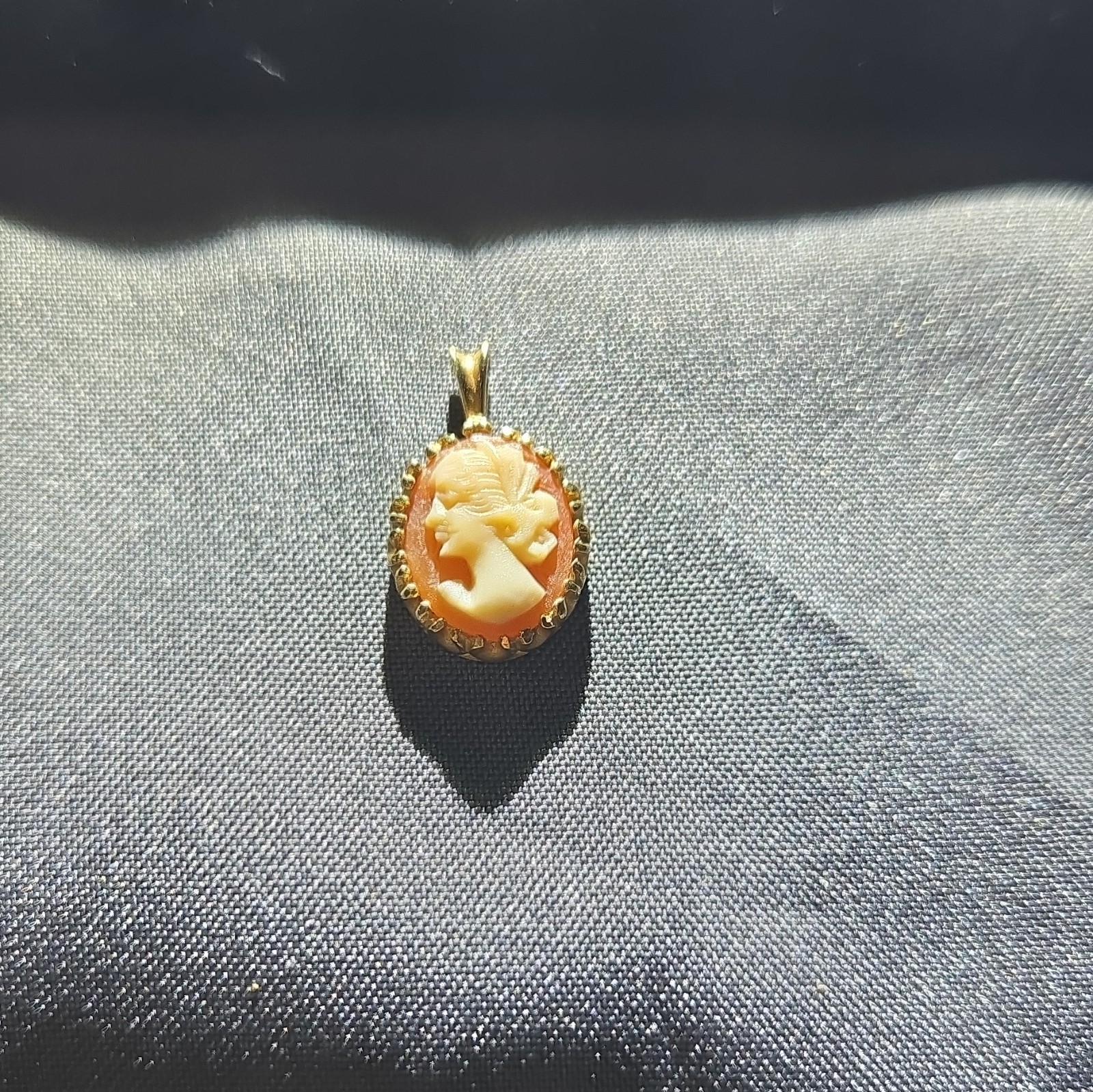 Vintage Oval Cameo Style Lady Portrait Pendant Gold 14 K Pink White