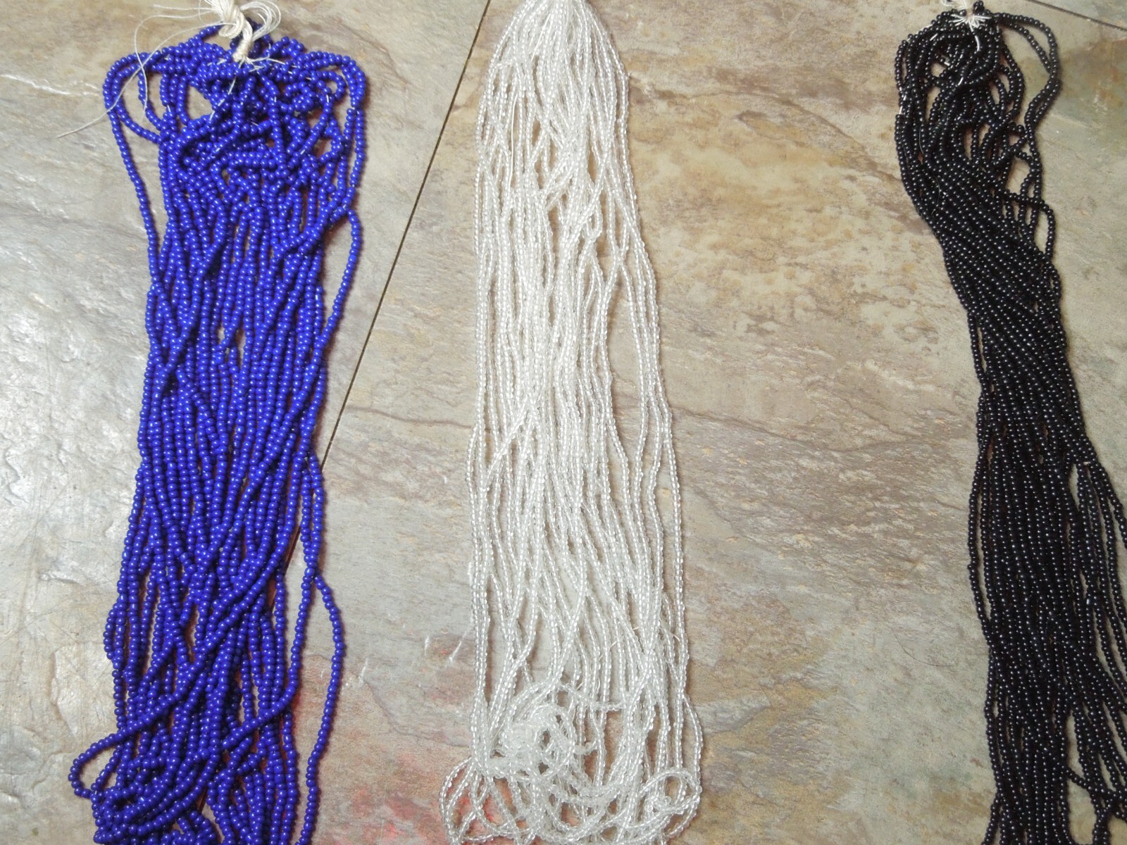 NEW 31 strings of seed beads Less than $1 per string White Blue & Black 3T