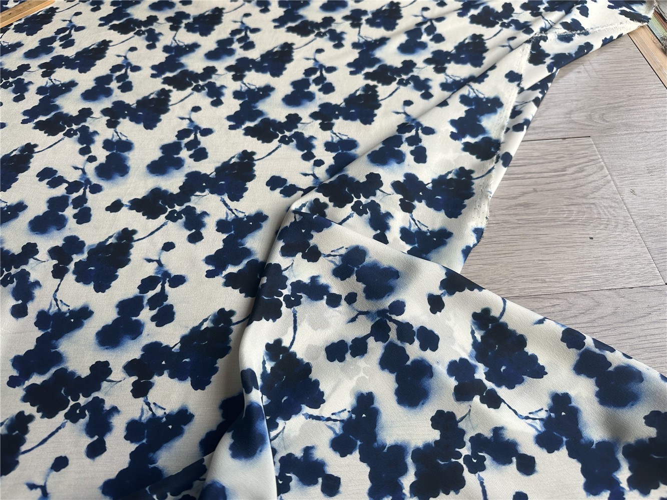 100% Natural Silk 14 momme Crepe Silk Fabric Blue Floral 54″ wide 1 meter JN281