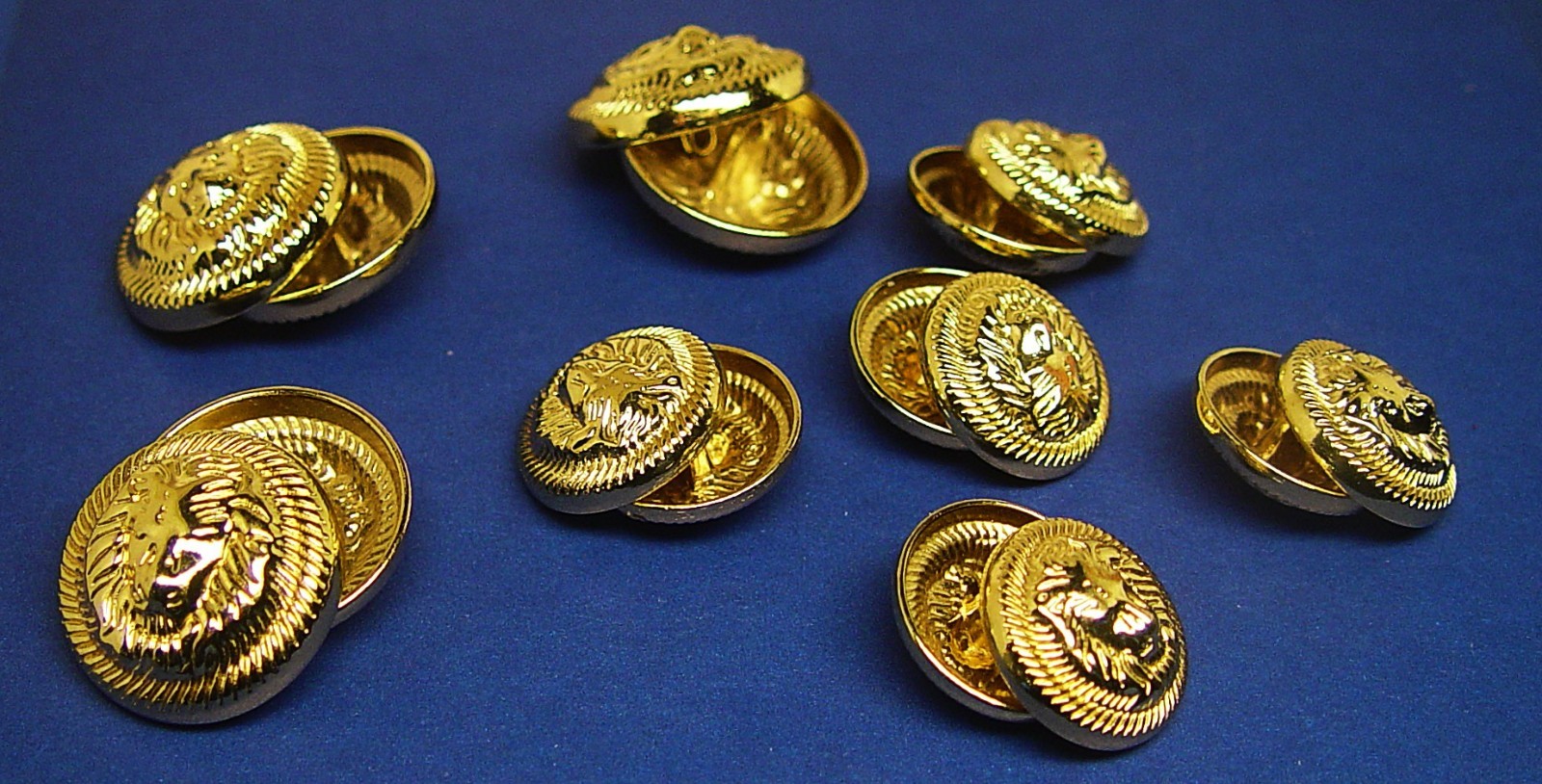 16 UNKNOWN BRAND metal buttons Gold Tone Lion head design Good Used Condition