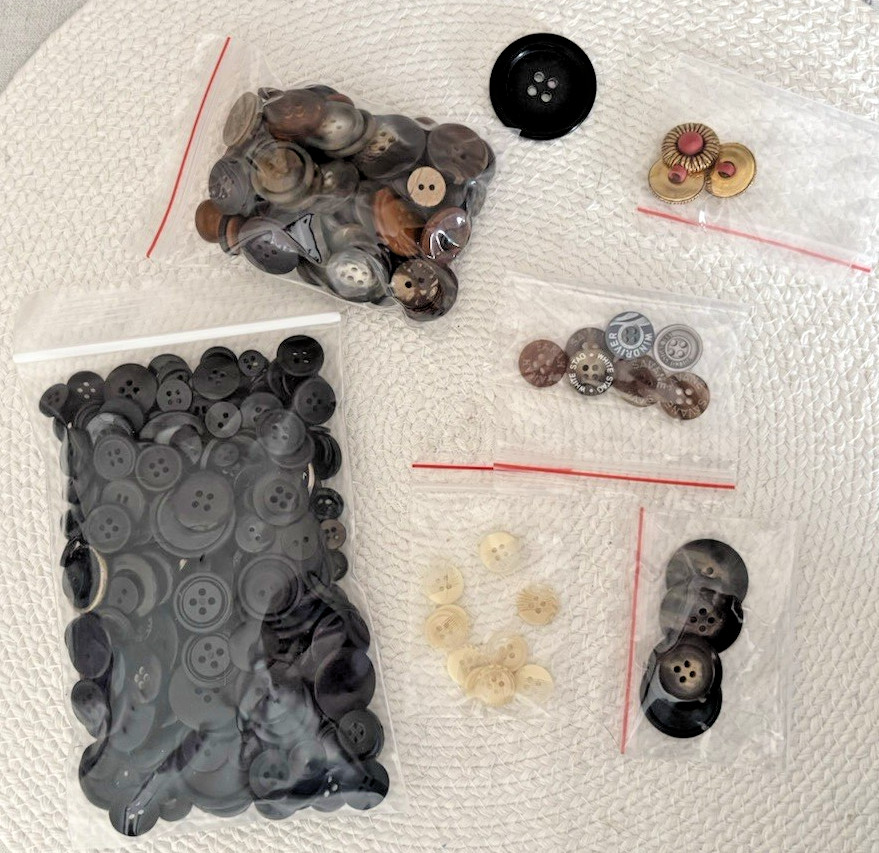 1.13 LB Vintage & Modern Resin & Plastic Buttons – Sorted by Color – None Broken
