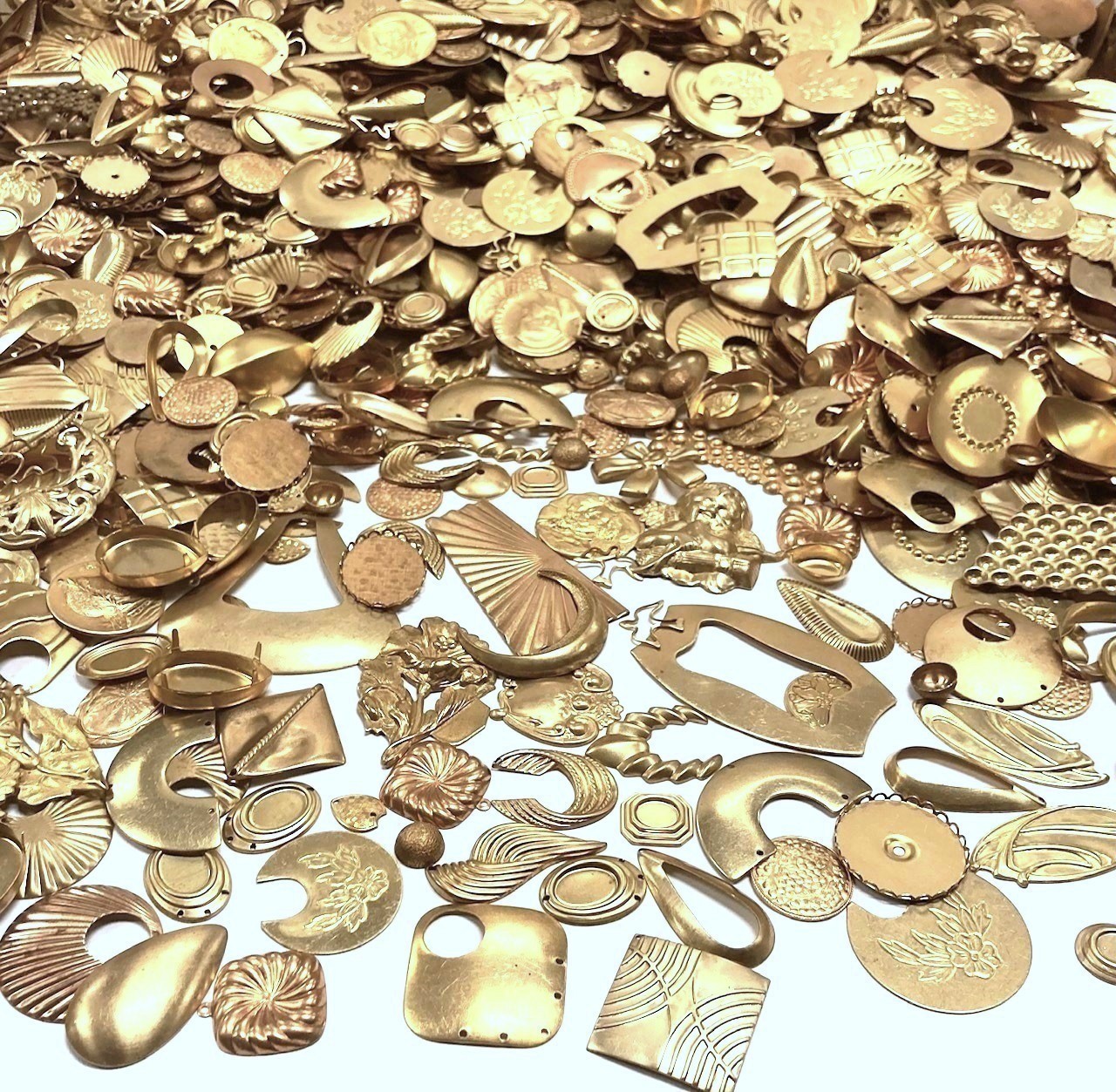 1/2 POUND VINTAGE ASSORTED SOLID BRASS STAMPINGS, FINDINGS & SETTINGS LOT 1652