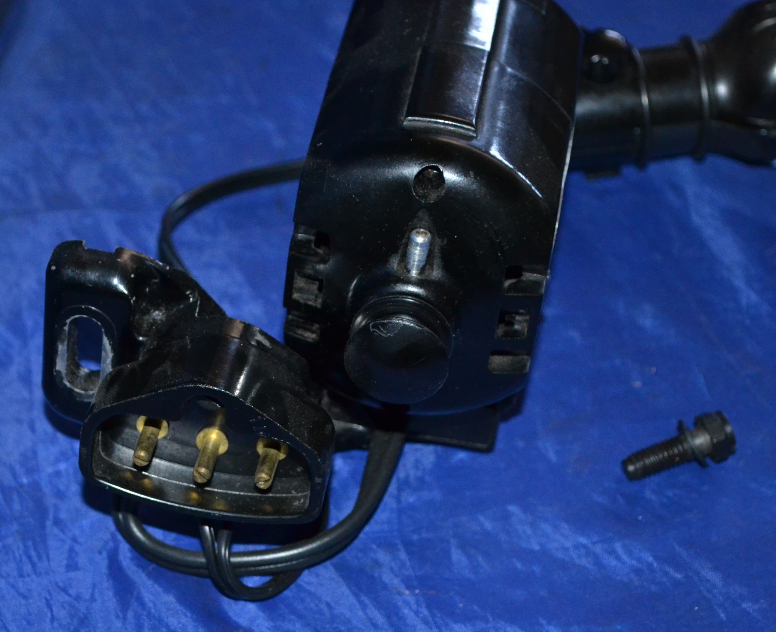 MOTOR, LIGHT, MOUNTS, SCREWS, POWER PLUG SINGER OLDER SEWING MACHINES 110-120V