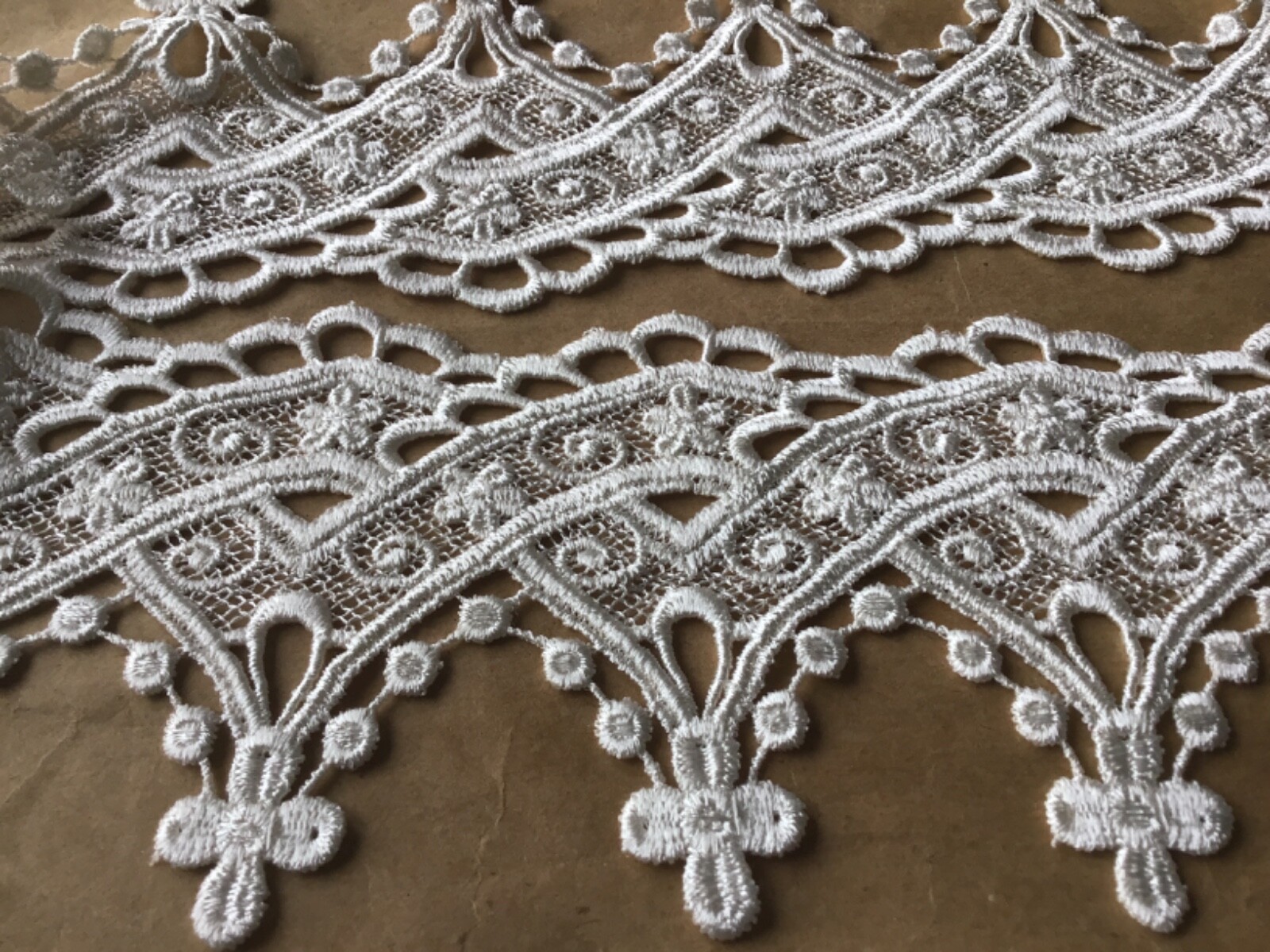 10 YD UNUSUAL POINTED FLORAL NATURAL RAYON VENISE LACE.
