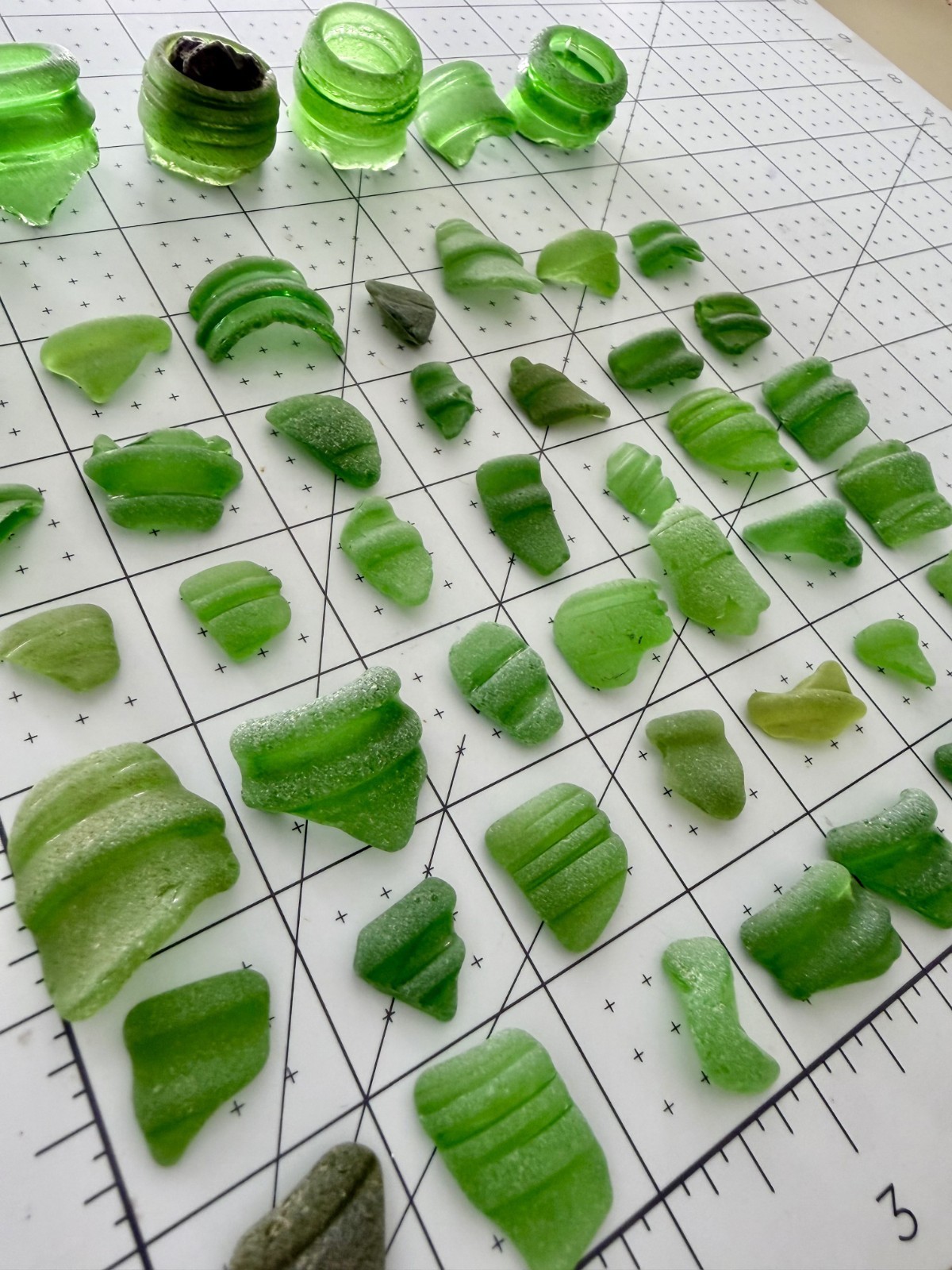 GR 2243 Green Frosted Sea Glass Bottle Lips Partials