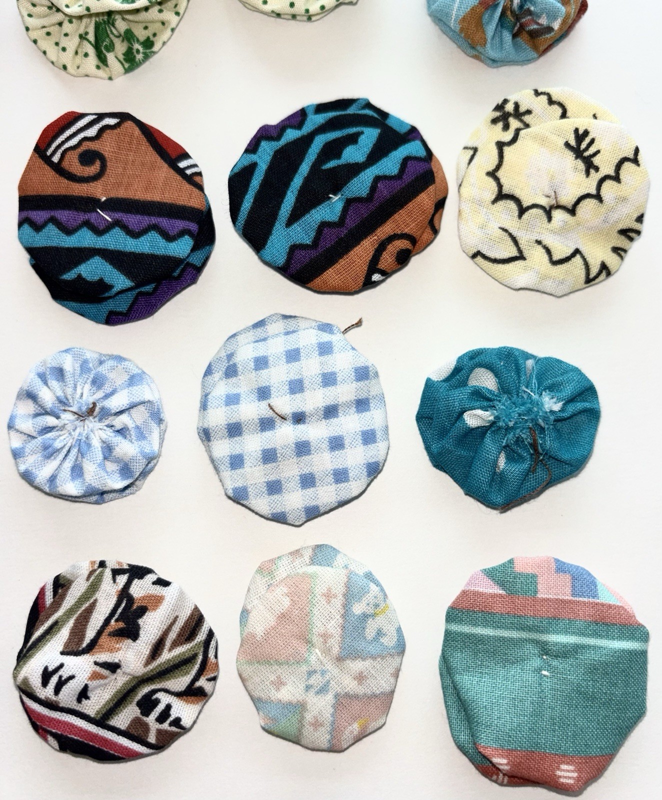 Vintage Fabric Yo-Yo Quilt Craft Lot 130 Handmade Suffolk Puffs Mixed Prints