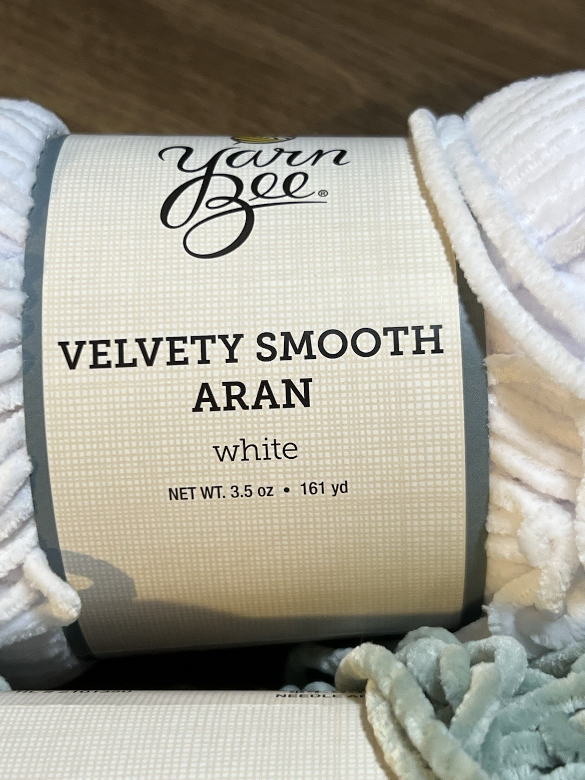Yarn Bee VELVETY SMOOTH ARAN Yarn 2 COLORS Polyester 3.5oz/161yds.Full & Partial