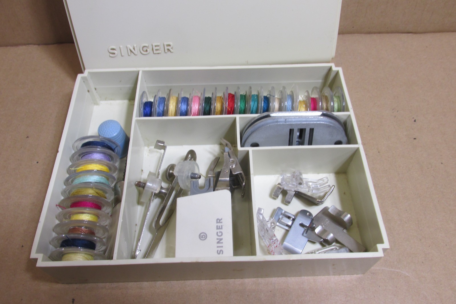SINGER PARTS CASE w/ MULTIPLE THREAD SPOOLS & PARTS