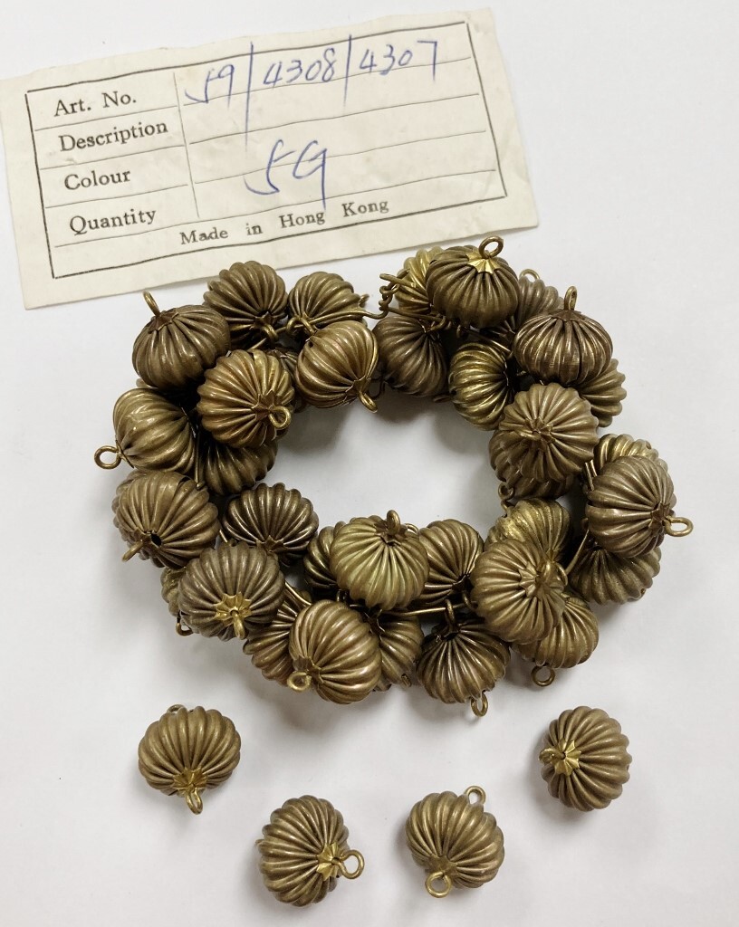 12 VINTAGE PATINA BRASS ROUND 18mm. CORRUGATED PENDANT BEAD CHARMS D572