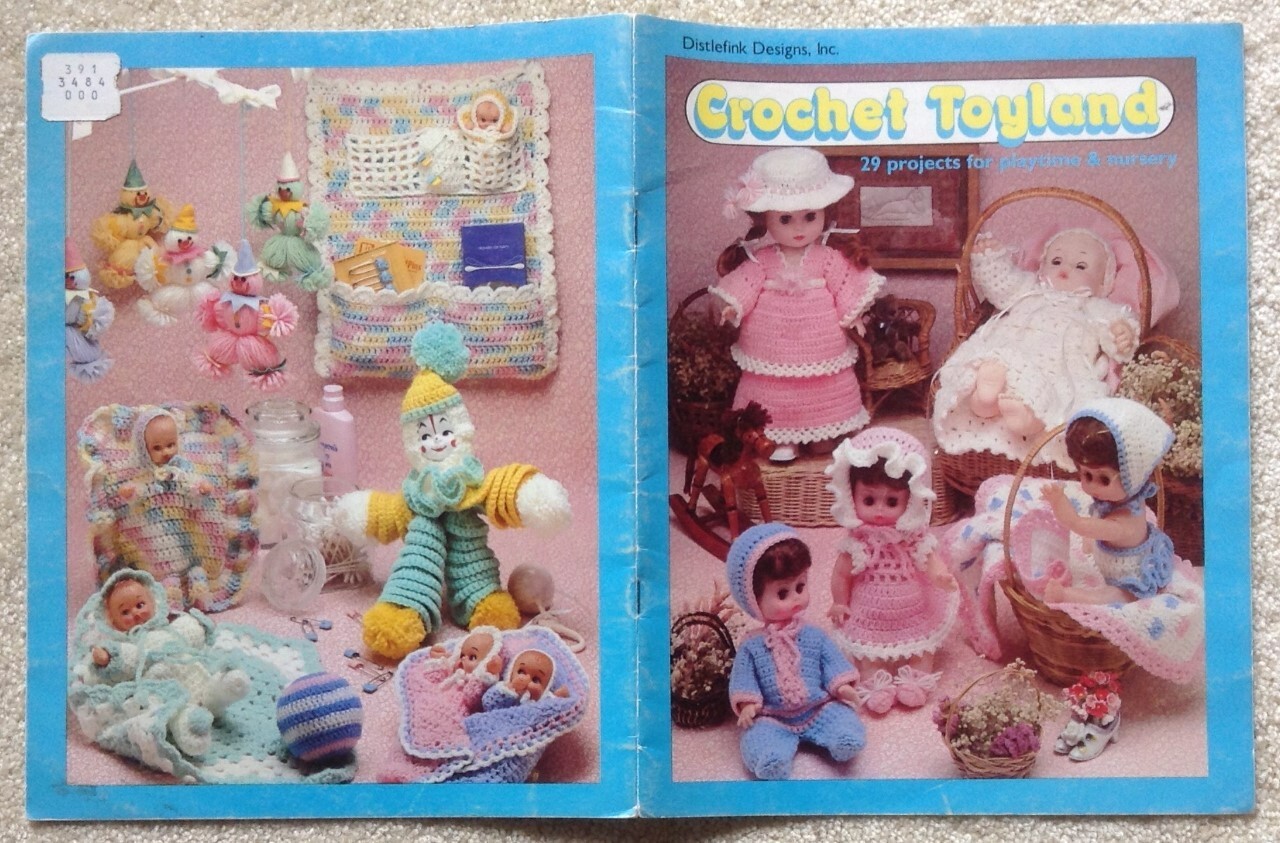 CROCHET TOYLAND – 29 PROJECTS FOR PLAYTIME & NURSERY – 19 PG. SC BOOK – VG USED