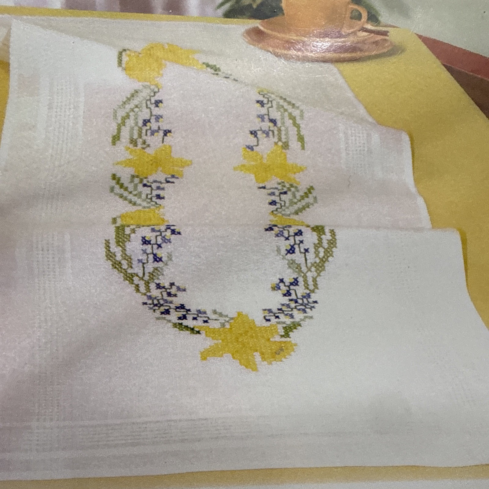 Duftin White Daffodil Table Runner 15.5×39” Design 10-161 Embroidery TA1435