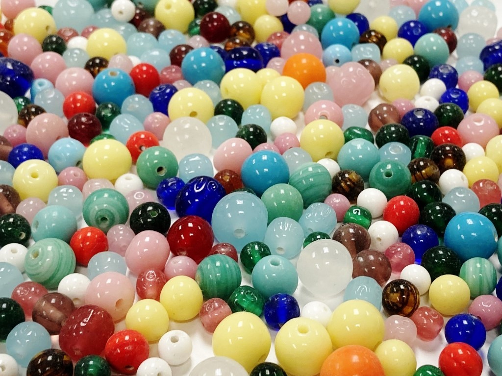 1 POUND VINTAGE JAPANESE CHERRY BRAND GLASS ASSORTED COLOR & SIZE BULK BEAD LOT